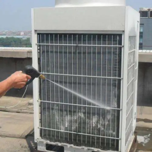 如何确保在进行泉州空调设备清洗时的安全？